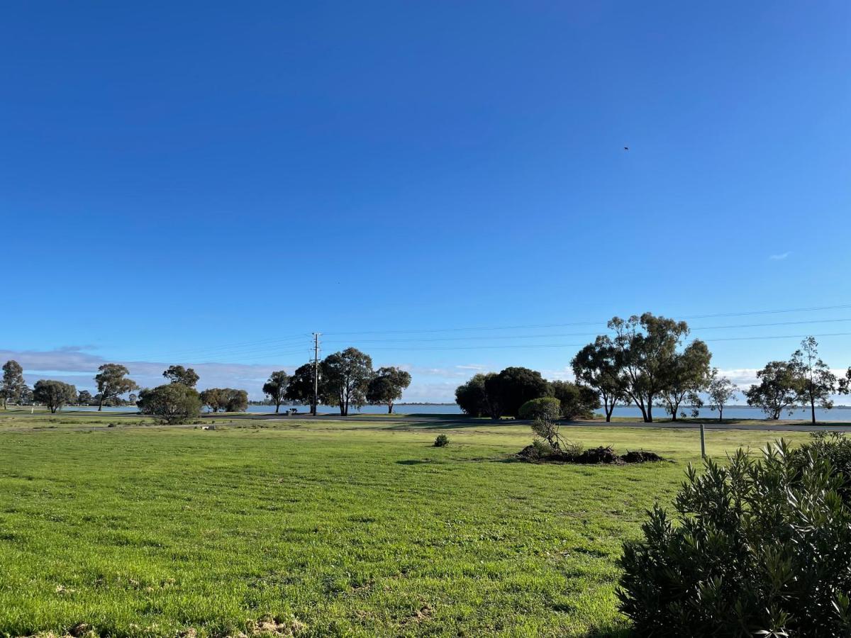 Happy Wanderer Motel Lake Boga On The Lake With Lake Views Екстер'єр фото