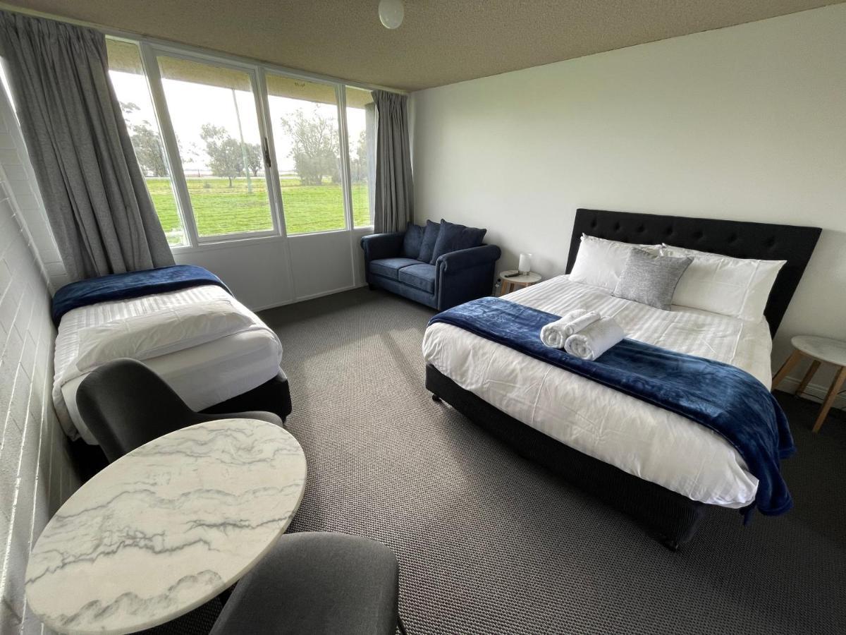 Happy Wanderer Motel Lake Boga On The Lake With Lake Views Екстер'єр фото