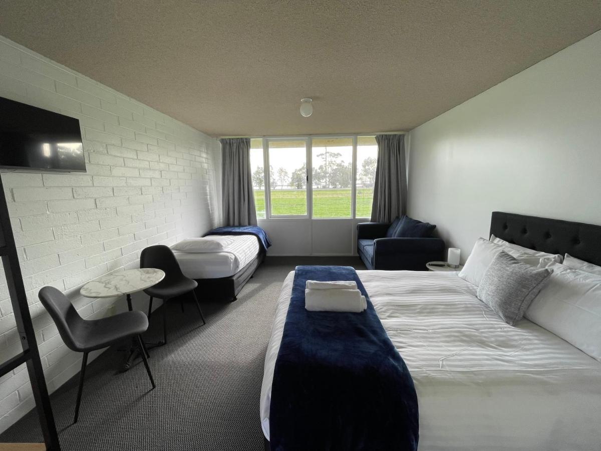 Happy Wanderer Motel Lake Boga On The Lake With Lake Views Екстер'єр фото