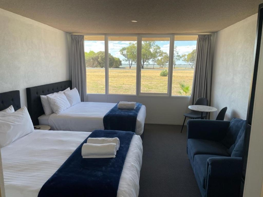 Happy Wanderer Motel Lake Boga On The Lake With Lake Views Екстер'єр фото