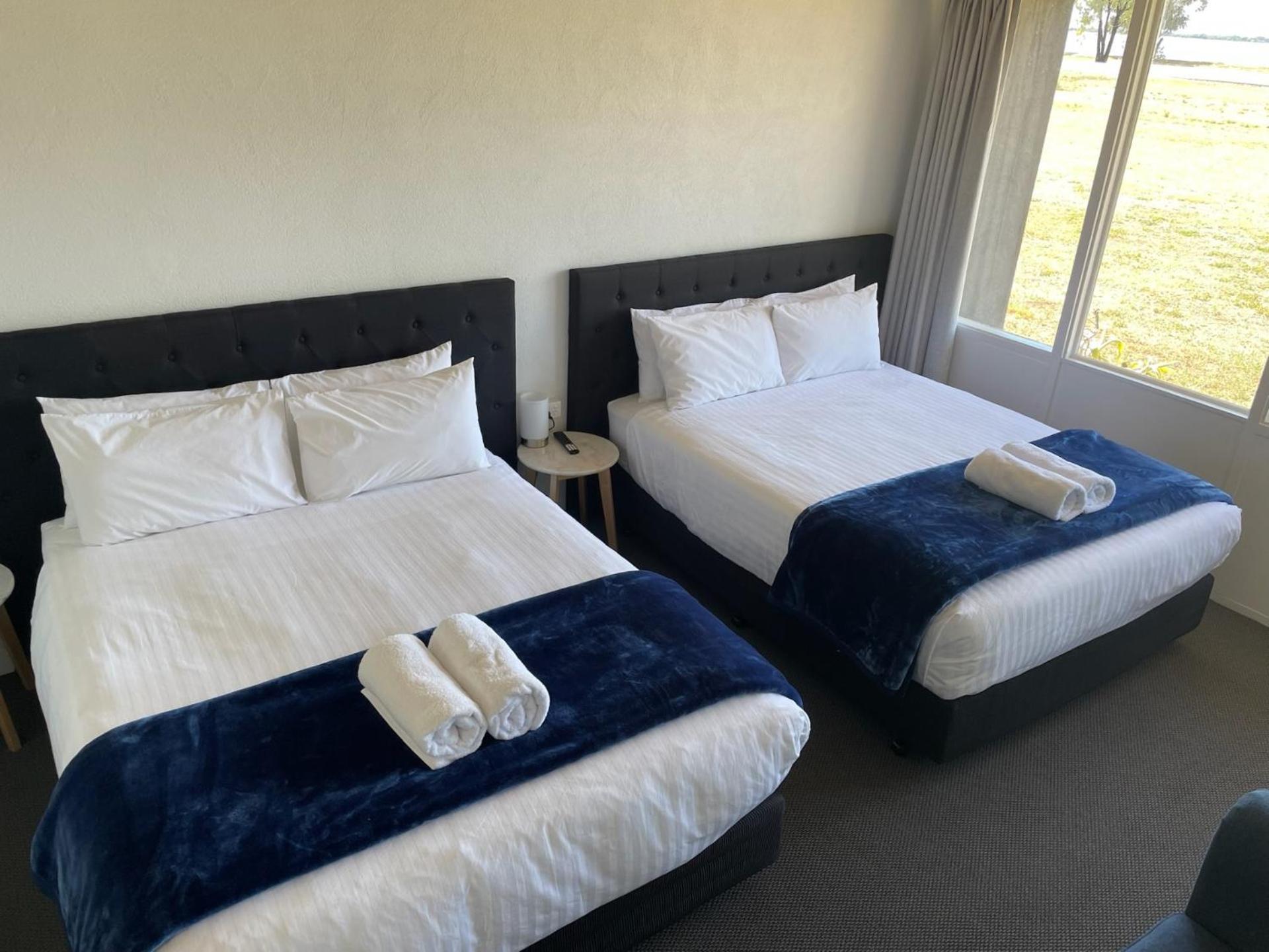 Happy Wanderer Motel Lake Boga On The Lake With Lake Views Екстер'єр фото